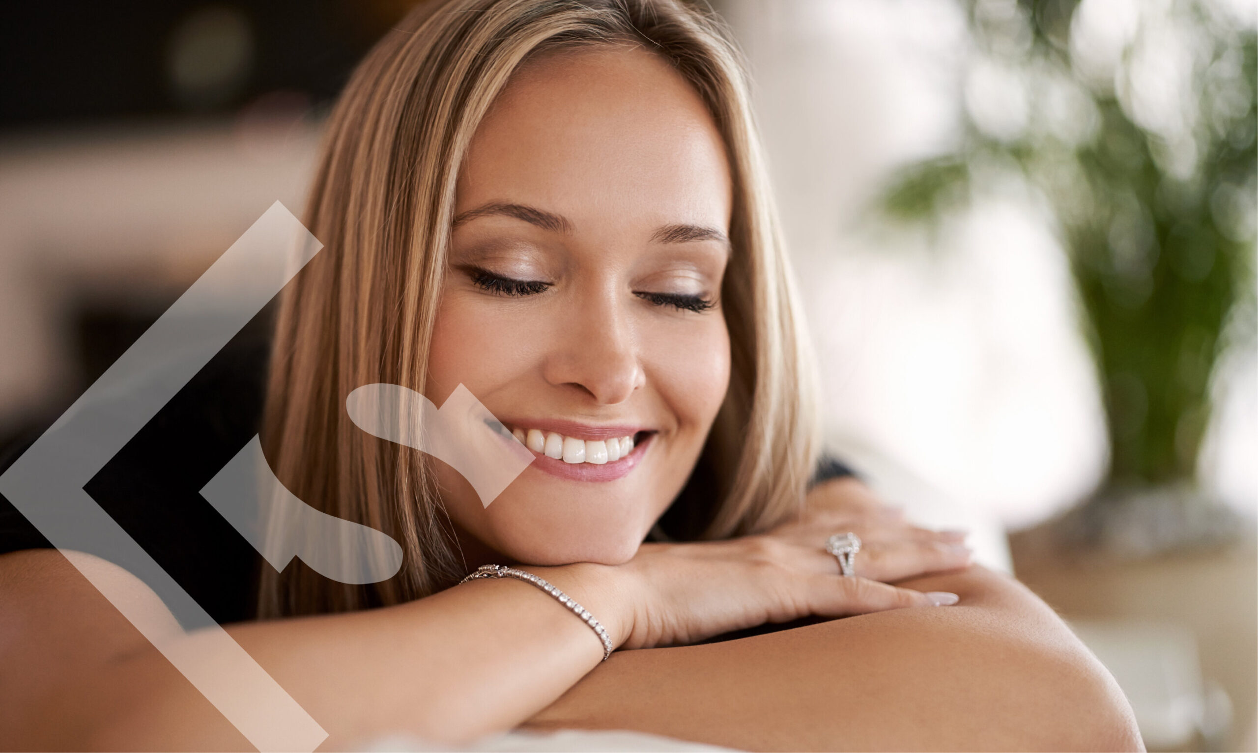 Glow Up Your Grin: Choosing Between Veneers and Tooth Whitening